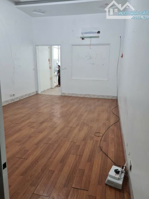 Cho thuê nhà mặt phố Đình Đông. Nhà 3 tầng rộng 60m2 mặt tiền 4,2m - 3