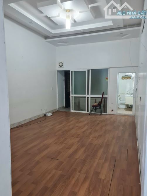 Cho thuê nhà mặt phố Đình Đông. Nhà 3 tầng rộng 60m2 mặt tiền 4,2m - 4