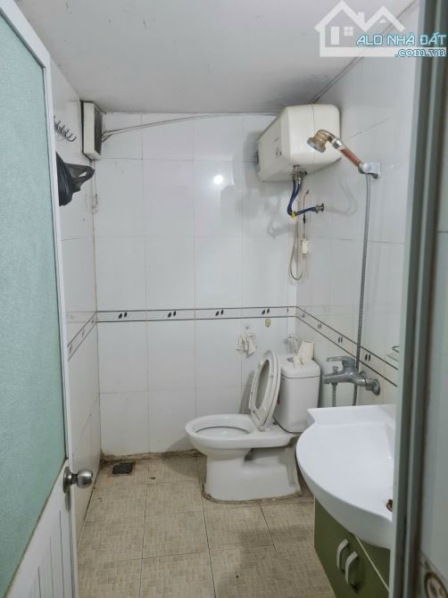 Cho thuê nhà mặt phố Đình Đông. Nhà 3 tầng rộng 60m2 mặt tiền 4,2m - 5