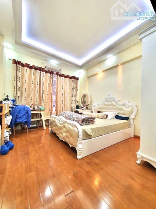 Nhà Dân xây Nguyễn Khánh Toàn .40m2.5 tầng . Giá 10.4 tỷ - 5