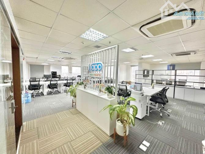 Hoàng Quốc Việt - VP 90m² đẹp không tì vết, cần cho thuê gấp giá rẻ