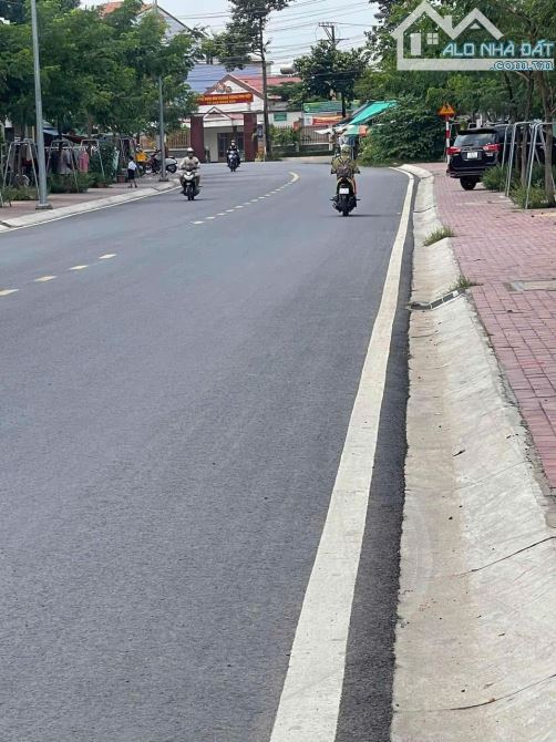 Đất mặt tiền bùi ngọc thu bình dương ngang 6m