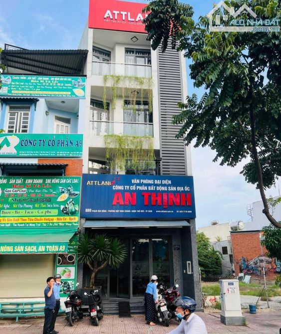 Nhà đẹp kế bên Giga Mall - 880 Phạm Văn Đồng, TP Thủ Đức, 5m x 25m , 4 Tầng , Giá 21 Tỷ !