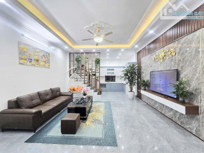 Nhà Hồng Tiến Kéo Dài, 5 Tầng, 43 m