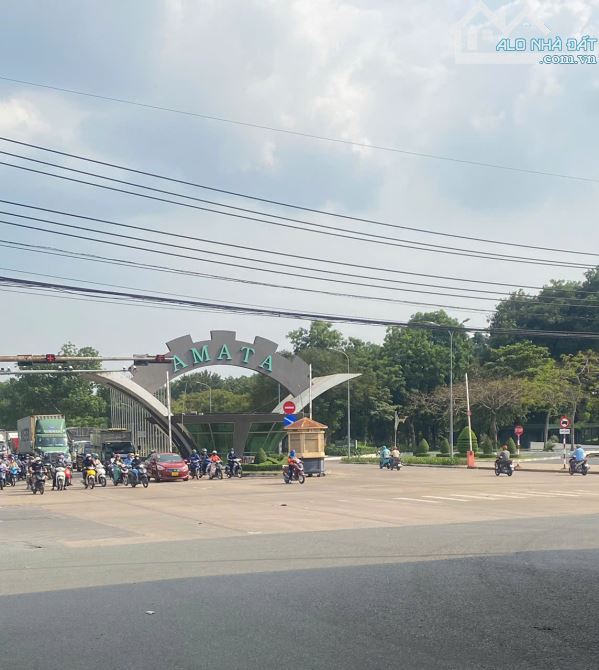 Bán nhà chợ Điều Long Bình góc 3 mặt tiền hẻm xe hơi quay đầu 100m2 giá chưa tới 4 tỷ. - 2