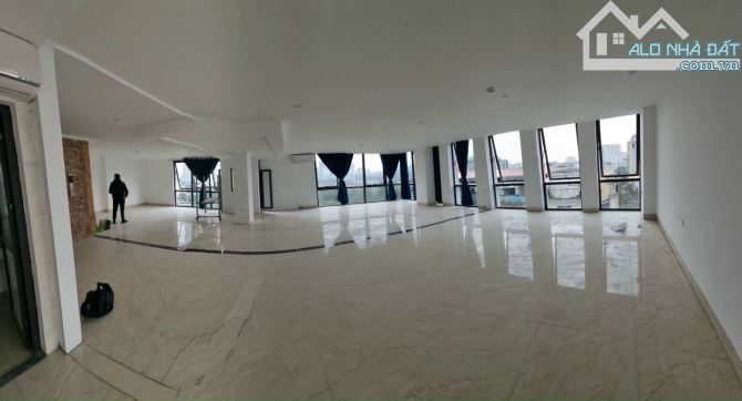 Cho thuê liền kề tại TP Giao Lưu - PVĐ .DT : 120 M * 5 Tầng + 1 Hầm . MT : 8 M . Thông sàn - 3