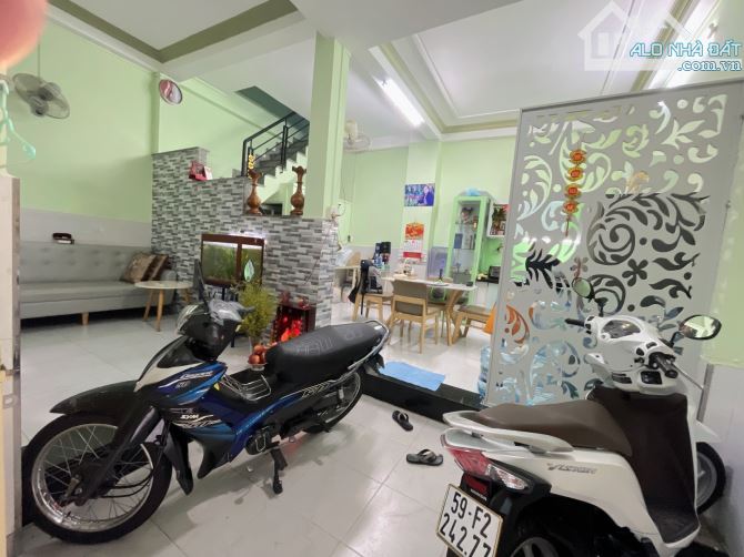 Chị gái gấp bán nhà Nguyễn Văn Khối P.8 Gò Vấp 3 tầng ngang 6,5M 4tỷ6 - 5