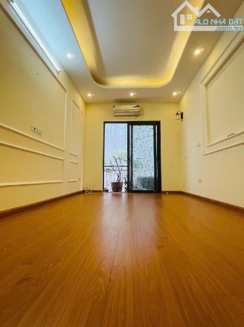 Nhà Đẹp Lĩnh Nam Hoàng Mai HN sát phố , 20m ô tô đỗ - 32m² x 5 tầng 5,4 tỷ - 6