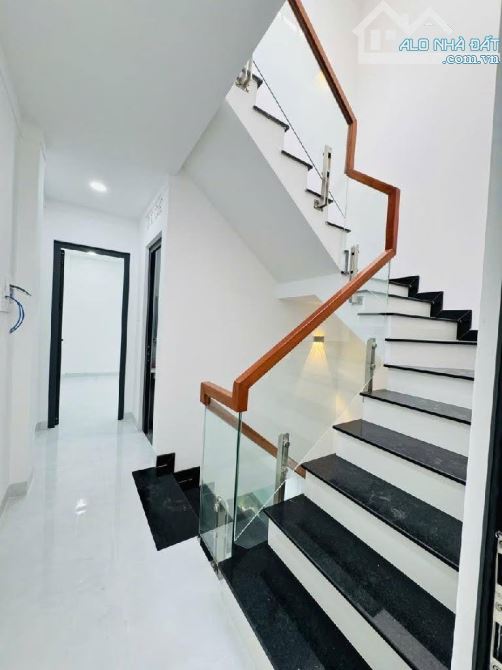 Bán gấp nhà 4 tầng, 45 m2, 4 phòng ngủ, cách mạng tháng 8 quận 3 - 7