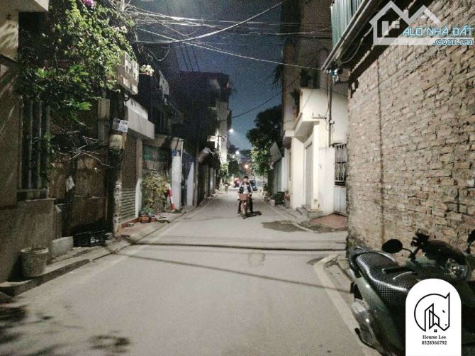 Nhà ở 4 tầng Tư Đình, Long Biên ngõ rộng oto tránh nhau gần chợ 69m, mặt tiền: 4m, 11 tỷ 1