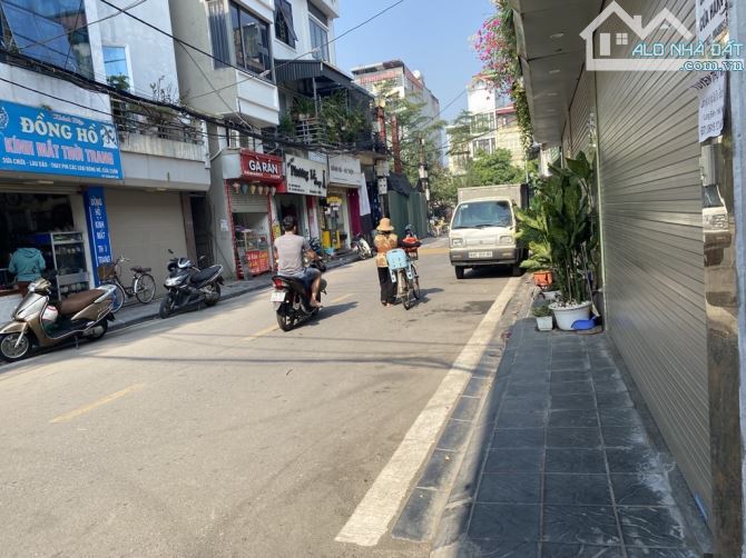 Siêu Hiếm, bán nhà Ngô Gia Tự Long Biên - trung tâm chợ Diêm Gỗ, Ô tô tránh- 2 mặt thoáng