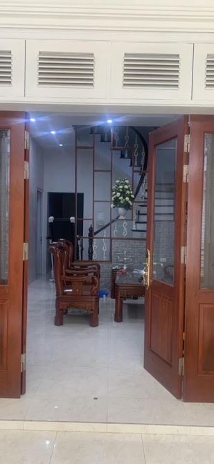 Siêu Hiếm, bán nhà Ngô Gia Tự Long Biên - trung tâm chợ Diêm Gỗ, Ô tô tránh- 2 mặt thoáng - 1