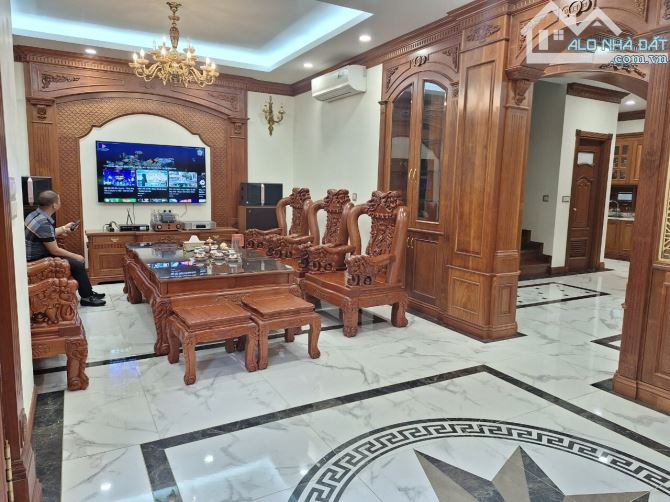 Bán gấp nhà Biệt Thự Linh Đàm 240m2, 4 tầng, mt 14m, giá 45.6 tỷ, kinh doanh tốt, giá rẻ - 2