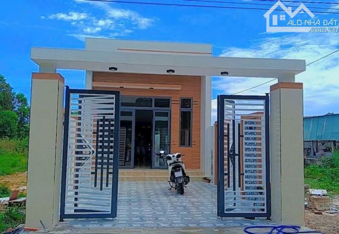 Nhà ven biển Long Mỹ, 140m2, ngang 5 sâu 28, 80 thổ cư, 2 phòng ngủ giá 1tyx - 2