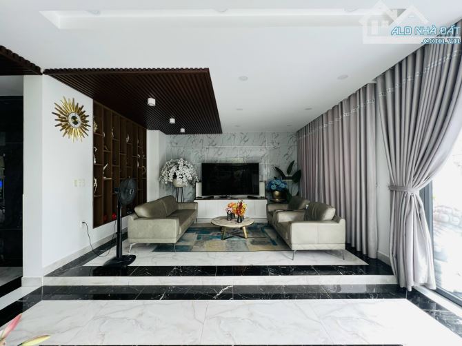 Biệt thự lô góc gần 500m2, 3 tầng 1 hầm, full nội thất. Hồ cá Koi khủng tiền tỷ - quận 12 - 2