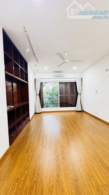 Bán nhà Đào Tấn, Ba Đình, 82m2, ô tô 4 chỗ vào nhà, ngõ thông, kinh doanh. Giá 20 tỷ - 3