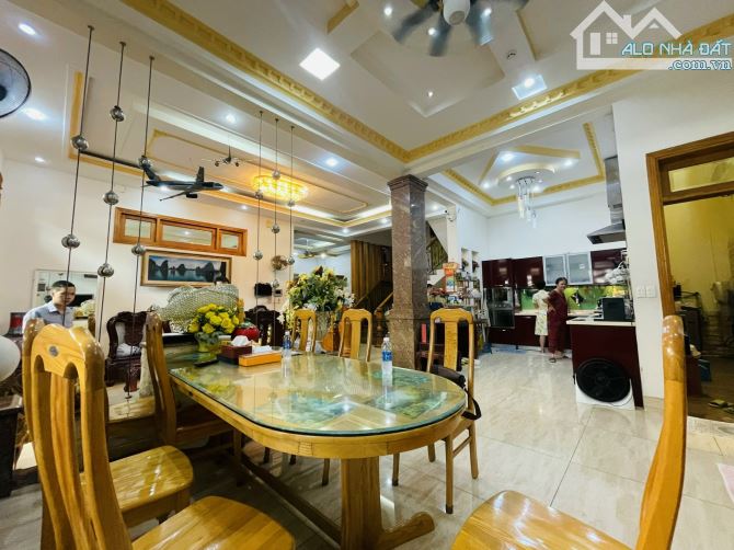 Bán nhà Biệt Thự Lam Sơn - Nguyễn Huy Tưởng ,P.6,BT ,10x13 ,2T , Giá 20 tỷ TL - 4