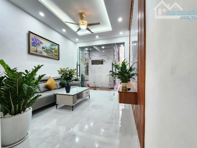 Định Công Thượng, Hoàng Mai, Nhà đẹp, Nôi Thất Đẹp, Gần Ô tô, 42m² × 5 tầng, Hơn 6 tỷ.