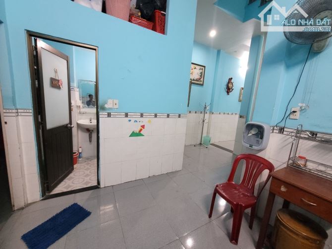 Nhà 1 trệt 1 lầu, oto đỗ cửa, sẵn nội thất. 2pn 2wc, gần chợ Linh Xuân