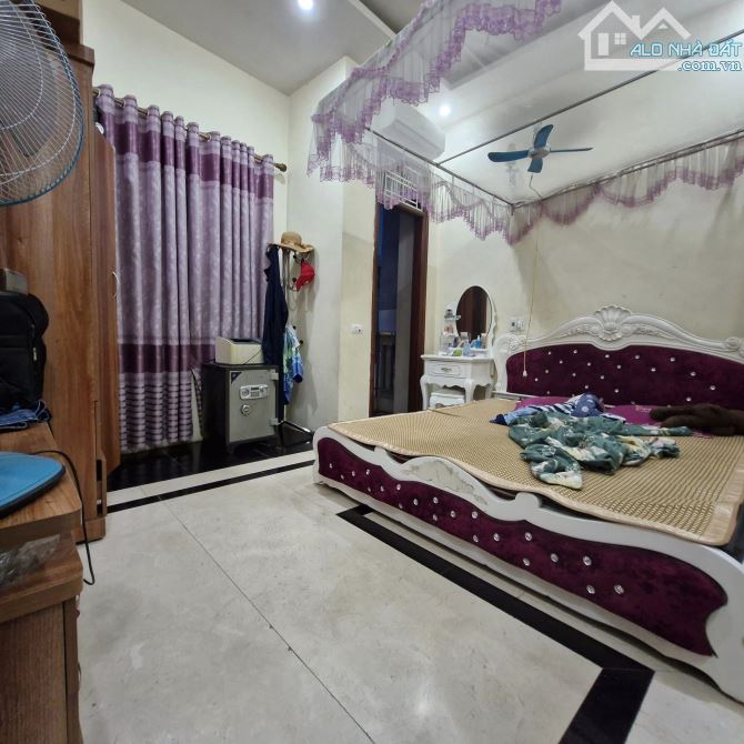 Nhà dân xây 3 tầng gần Nhổn mà giá chỉ hơn 3 tỷ, rẻ nhất khu vực rồi ạ