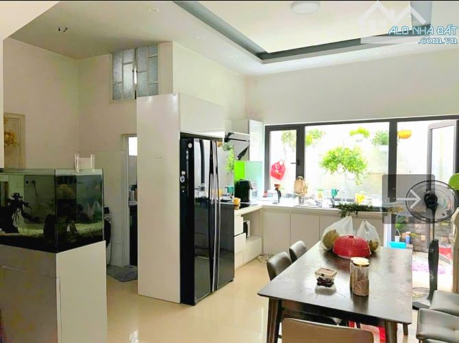 NHÀ 3 TẦNG gần SÂN BAY - LÔ GÓC 3 MẶT THOÁNG – OTO ĐỖ CỬA – 80m2, NGANG 5M – nhỉnh 6 tỷ - 4