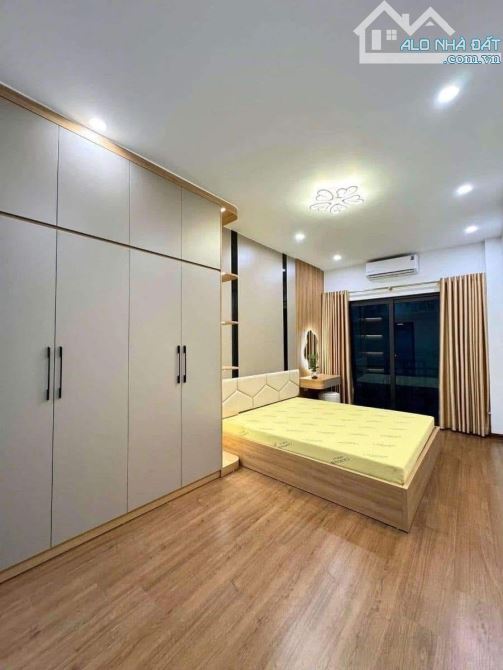 Bán Nhà Hào Nam, 31m2 4T 5,65 Tỷ, Lô Góc, Ngõ thông, Gần Phố, Sát Oto tránh đỗ an sinh vip