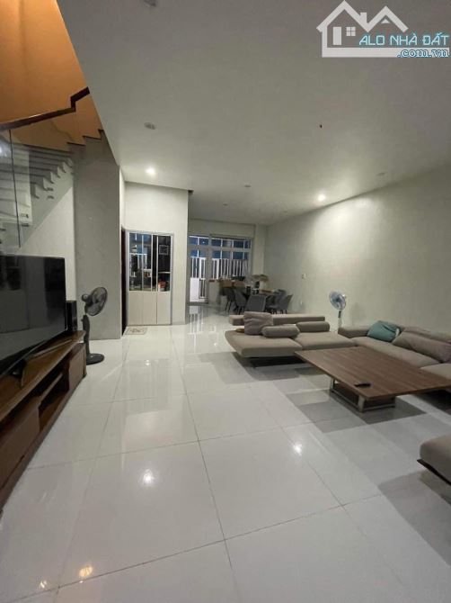 Bán nhà mặt tiền Hoàng Quốc Việt