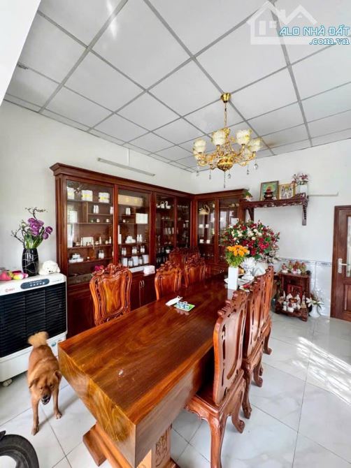 Nhà diện tích 200m2 vừa ở kết hợp kinh doanh. ngang hơn 8m gần mặt tiền đường lớn xe tải