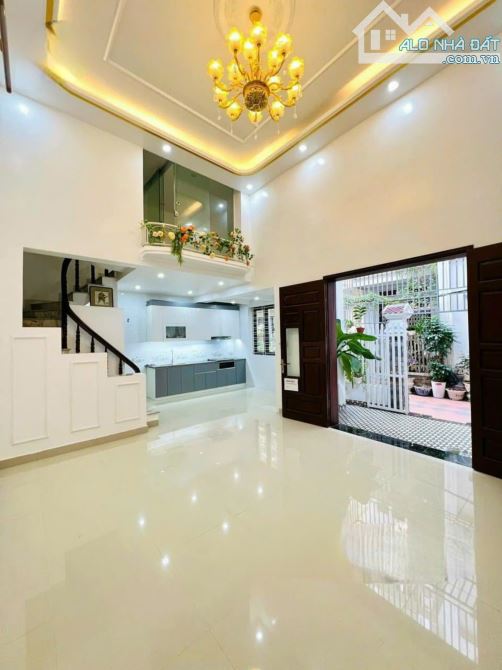 Cho thuê nhà mới tinh trong ngõ nông đường Chợ Hàng , 50 m2, 3,5 tầng, 4 ngủ, 8 triệu