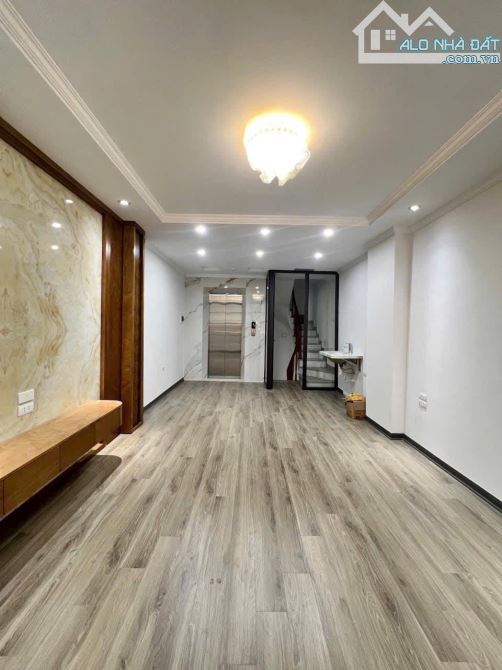 Víp! Nhà xây mới thang máy 40m2 phô Khương Hạ,Kinh Doanh,Gần phố,Tt Ngã Tư Sở