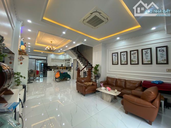 Siêu phẩm!!! Tạp Chí Nhà Đẹp 5,3x15m đúc mới 3,5 Tấm gồm 5PN, 6WC giá [9.6 tỷ].