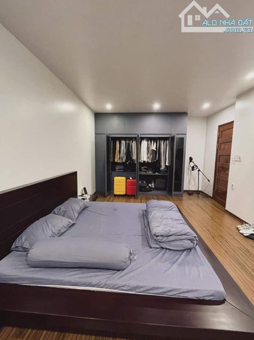 Bán nhà mặt tiền Hoàng Quốc Việt - 1