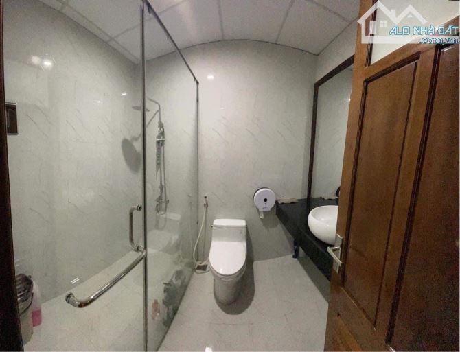 Bán nhà mặt tiền Hoàng Quốc Việt - 2