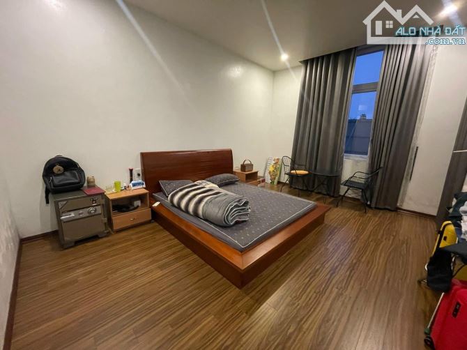 Bán nhà mặt tiền Hoàng Quốc Việt - 3