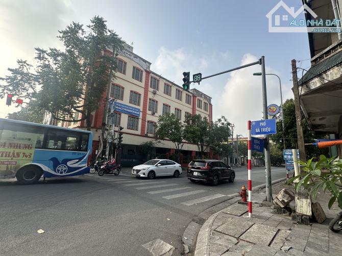 Nhà Dân Xây-Phân Lô-Oto Đỗ-Gần Phố-Ban Công Sáng-Tiện Ích Bạt Ngàn-Dân Trí Cao-Giá Rẻ