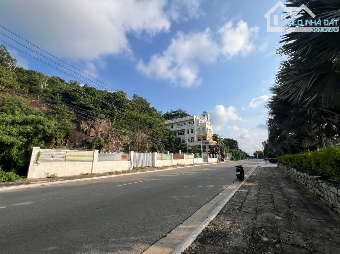 BÁN LÔ ĐẤT MẶT TIỀN TRẦN PHÚ ( DT: 4939M2 NGANG 30M X 131M) VIEW TRỰC DIỆN BIỂN