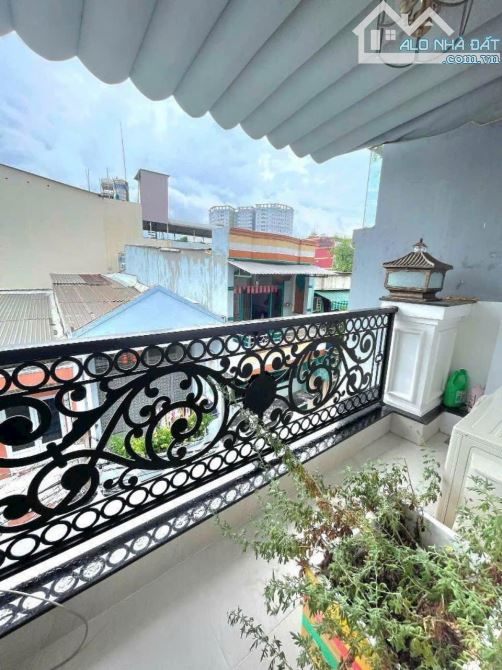 Vị trí ĐẮC ĐỊA; Cách Mạng Tháng 8-gần CV Lê Thị Riêng; dtich 70m2(nhà cấp 4) tiện xây mới - 1