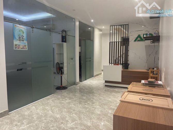 Nhà nguyên căn phố Gia Thụy cho thuê 80m2 với 5 tầng ngõ thông ô tô với giá chào 20 triệu