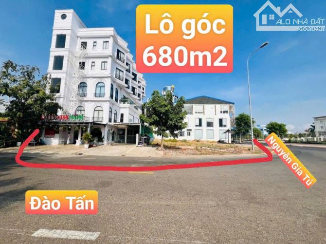 Bán Lô Góc 680m2 góc Đào Tấn - Nguyễn Gia Tú, Phan Thiết giá 35 tỷ tặng kèm KS 35 phòng