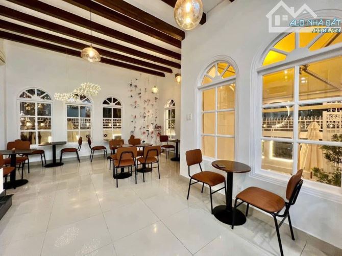 Nhà đẹp xuất sắc, villas khủng tuyến đường vip Nguyễn Gia Trí, thiết kế 3 tầng, 8x20m, giá - 1