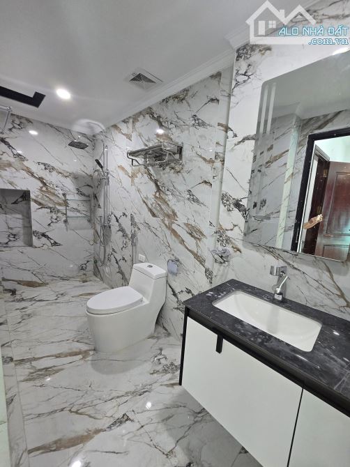Nhà cực đệp ở luôn Lê Văn Lương Cầu Giấy. DT50m, 6 tầng 2 ngủ, MT5m Giá 20 tỷ Ngõ ô tô - 2