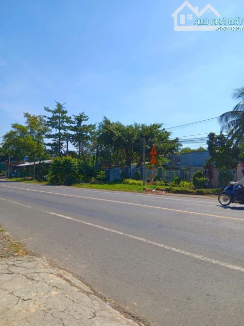 bán lô đất ở tại nông thôn có mặt tiền quốc lộ 20 thích hợp mở tiệm mua bán,308m2 chỉ 1,8t - 2
