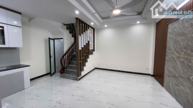 Bán nhà Vĩnh Hưng xây mới 5 tầng, lô góc 3 thoáng, ngõ nông cạnh bãi đỗ oto, 35m2 5 tỷ - 2