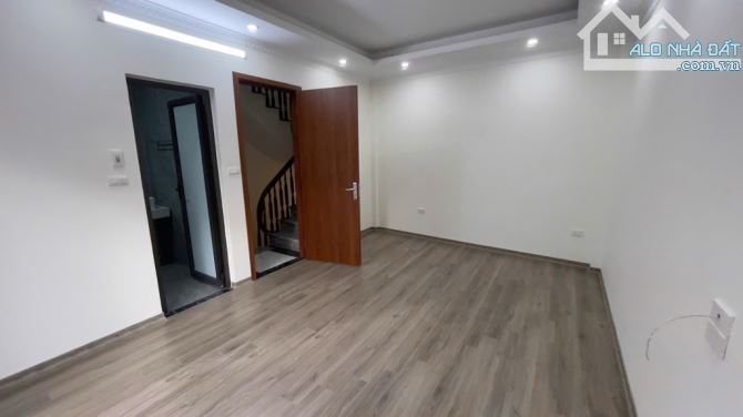 Bán nhà Vĩnh Hưng xây mới 5 tầng, lô góc 3 thoáng, ngõ nông cạnh bãi đỗ oto, 35m2 5 tỷ - 4