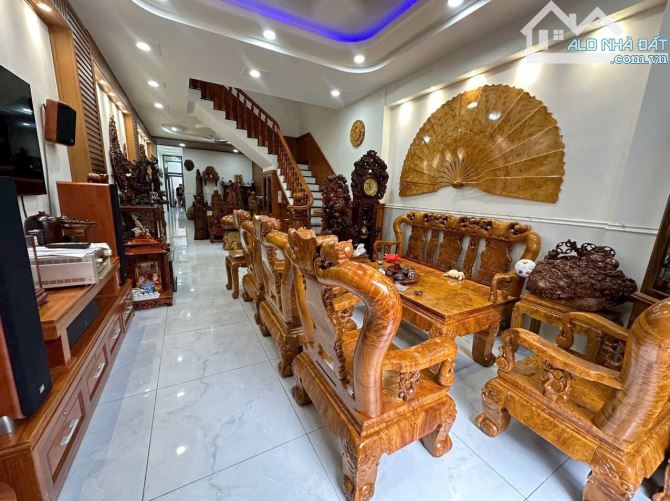 Bán nhà TRung Tâm Phường Trường Thọ Thủ Đức, 3Lầu, 150m2, đường nhựa 6m, Oto đậu trong sân - 2