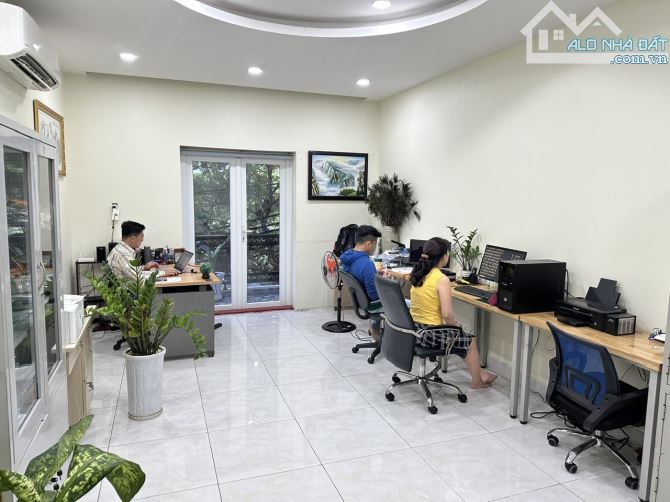 Hẻm nhựa 8m, Nhà 4 Tầng đường Nguyễn Hồng Đào - Thu nhập 30tr/tháng. DT:4x17m. Gía 11.2 ty - 2