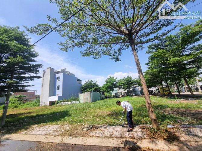 Bán gấp đất đường 8m ngay Vinhomes Grand Park. Giá 3.95 tỷ/70m2 - 2