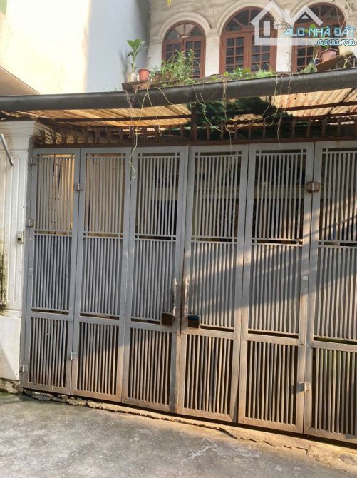 Bán gấp nhà Nguyễn Khang 3 tầng 82m2 ôtô vào nhà, cách 30m ra vườn hoa ở, cho thuê, KD tốt - 3