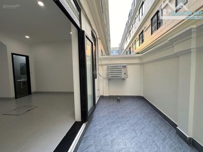 Cho thuê nhà KĐT Nam Trung Yên, Cầu Giấy, DT 170m2 4 tầng, 1hầm, MT 13m, ô tô đỗ cửa - 4