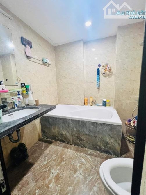 Bán nhà 279 Đội Cấn, Ba Đình, 42m2, dân xay 5 tầng, nhà đẹp, gần đường ô tô, 7 tỷ5 - 4